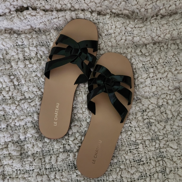 Le Chateau shiny black flat slides sandals. New - Picture 5 of 5